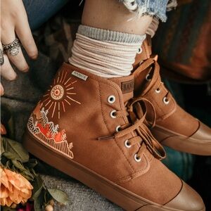 Bangs Shoes Sunrise Mountain Hightop- Size Women’s 8